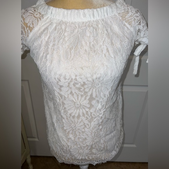 $3 LACE BLOUSE. SIZE SMALL. $3 IF BUNDLED - Picture 6 of 13